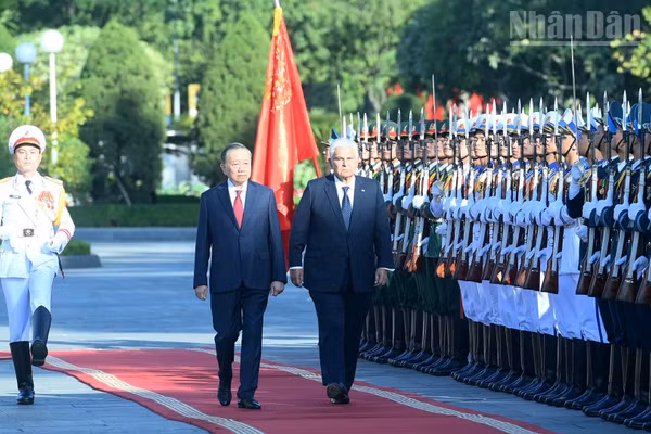 Tổng Bí thư, Chủ tịch nước Tô Lâm và Tổng thống Panama Jose Raul Mulino duyệt Đội danh dự Quân đội nhân dân Việt Nam tại Lễ đón. (Ảnh: ĐĂNG KHOA)