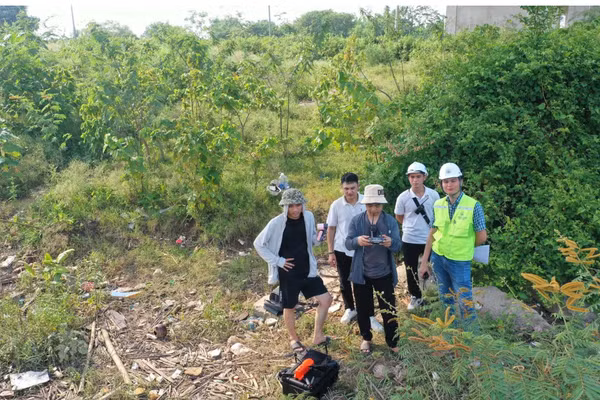 Nhóm cán bộ, kỹ thuật viên vận hành thiết bị bay không người lái (UAV) để thu thập dữ liệu hiện trạng hạ tầng đường bộ.