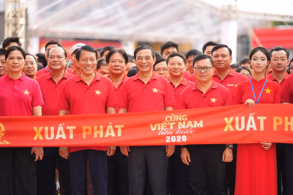Đại tướng Phan Văn Giang, Bộ trưởng Bộ Quốc phòng; Đại tướng Lương Tam Quang, Bộ trưởng Bộ Công an và đồng chí Lê Quốc Minh, Tổng Biên tập Báo Nhân Dân cùng các đại biểu chuẩn bị xuất phát chương trình “Cùng Việt Nam tiến bước” lần thứ hai.