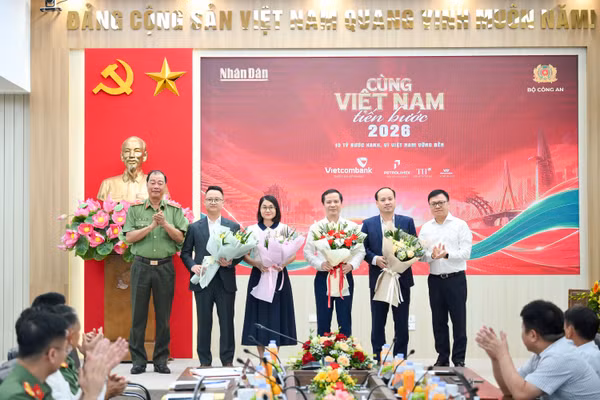 Đồng chí Lê Quốc Minh, Ủy viên Trung ương Đảng, Tổng Biên tập Báo Nhân Dân và Thiếu tướng Lê Hồng Hiệp, Phó Cục trưởng Cục Công tác Chính trị, Bộ Công An tặng hoa cho các đơn vị đồng hành tại sự kiện.