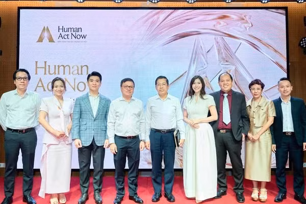 Nhà báo Lê Quốc Minh, Tổng Biên tập Báo Nhân Dân, Trưởng Ban Tổ chức Human Act Prize 2026 cùng với Ban tổ chức và các đại biểu tham dự.