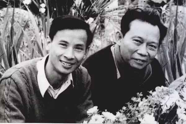 Nhà báo Hồng Châu, tức Thép Mới (bên phải) và nhà báo Cao Kim, tức Kim Toàn - hai nhà báo của Mặt trận Dân tộc giải phóng miền Nam Việt Nam từng bí mật hoạt động báo chí tại Sài Gòn - Gia Định trong cuộc Tổng tiến công và nổi dậy Tết Mậu Thân năm 1968. 