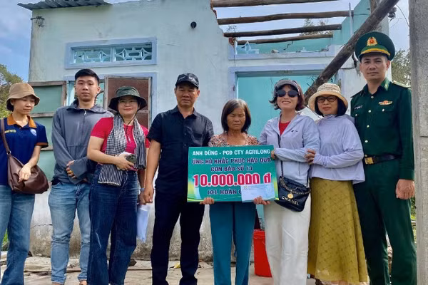 Đại diện Đồn Biên phòng Xuân Đài, Agrilong và Hội thiện nguyện Đom Đóm Phú Yên thăm hỏi, động viên và trao hỗ trợ cho các hộ dân bị thiệt hại do bão số 13 trên địa bàn phường Sông Cầu.