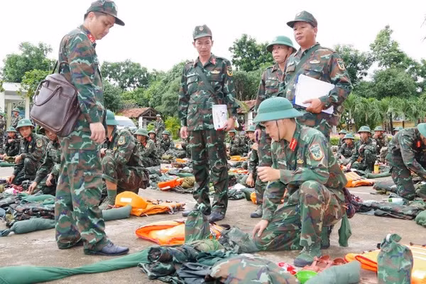 Trung đoàn 888, Bộ Chỉ huy Quân sự tỉnh Đắk Lắk kiểm tra quân tư trang của lực lượng làm nhiệm vụ phòng chống bão lụt.