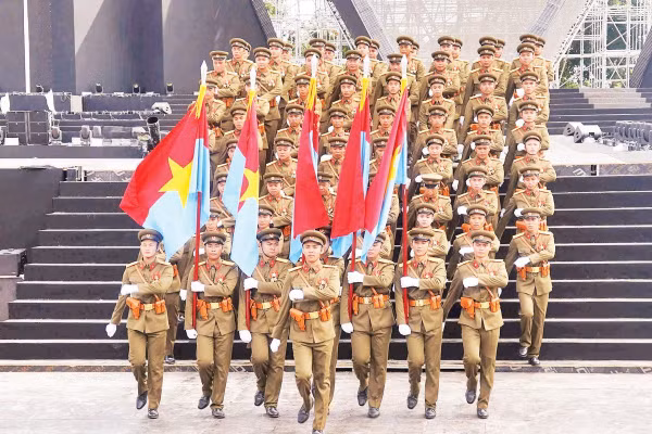 Khối sĩ quan đại diện 5 cánh quân trong một buổi tập luyện cho chương trình “Tổ quốc trong tim” 2026 (Ảnh NHẬT THÀNH)