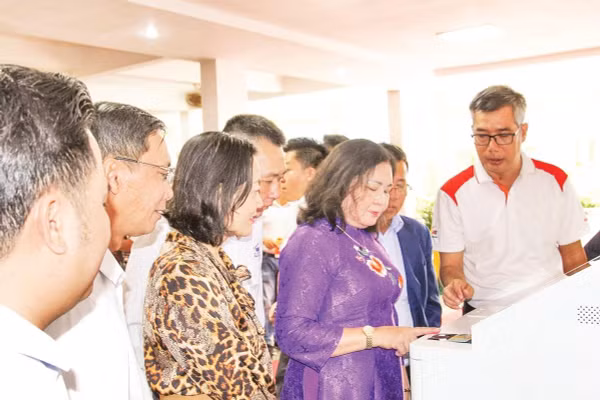 Lãnh đạo Tỉnh ủy Tây Ninh trải nghiệm các tính năng của kiosk TRAM EZYSERVE.