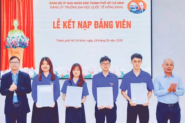 Kết nạp Đảng cho sinh viên tại Trường đại học quốc tế Hồng Bàng.