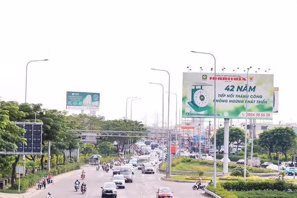 Các địa phương gấp rút bàn giao mặt bằng sạch để thành phố tổ chức khởi công dự án Nâng cấp, mở rộng Quốc lộ 1 dịp lễ 2/9 sắp tới (Ảnh THẾ ANH)