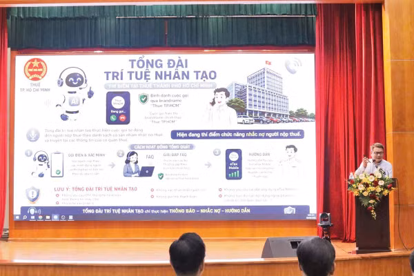 Đại biểu trải nghiệm tương tác thông tin với Tổng đài ứng dụng trí tuệ nhân tạo và thông tin thuế qua nền tảng thanh toán số (Ảnh LÊ TÚ)