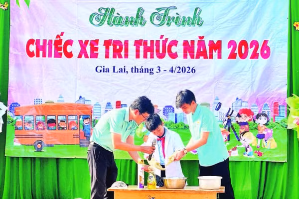 Các em được hướng dẫn thực hiện các kiến thức khoa học mới mẻ.
