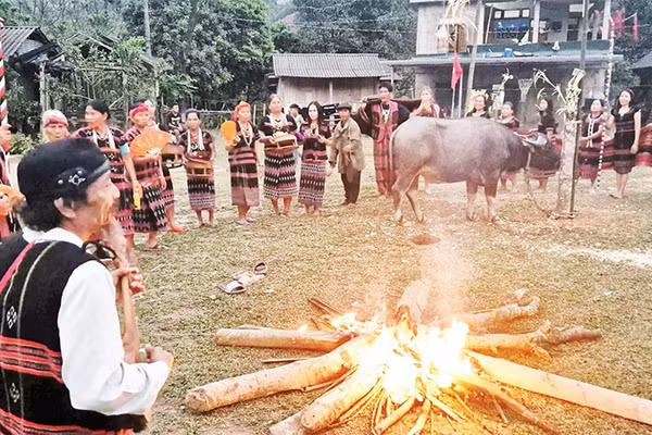 Không gian linh thiêng của đêm hội âm công bên ánh lửa bập bùng.