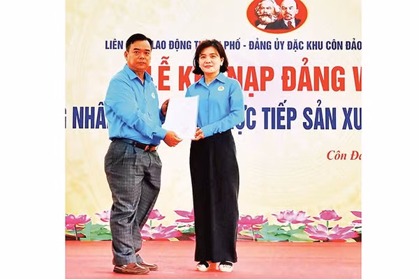 Chị Trần Thị Hồng Phượng (Công ty TNHH Một thành viên Dịch vụ công ích Quận 7) vinh dự nhận Quyết định kết nạp đảng viên tại Côn Đảo vào ngày 3/2/2026.
