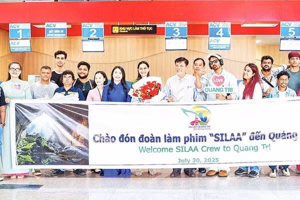Sở Văn hóa-Thể thao và Du lịch tỉnh Quảng Trị đón đoàn làm phim Silaa tại Cảng hàng không Đồng Hới. 