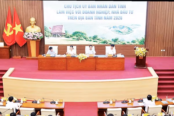 Một cuộc đối thoại của lãnh đạo tỉnh Quảng Ngãi với doanh nghiệp, nhà đầu tư. 