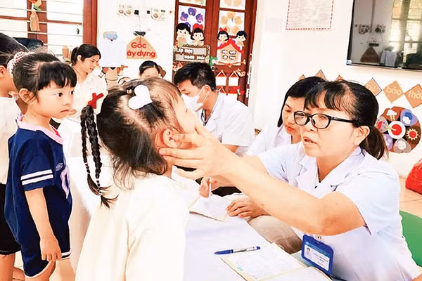 Trạm Y tế phường Đa Mai tổ chức khám bệnh sàng lọc cho các cháu độ tuổi mầm non trên địa bàn phường. 