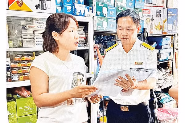 Cán bộ thuế tỉnh Thái Nguyên tuyên truyền, vận động, hướng dẫn hộ kinh doanh thành lập doanh nghiệp. 