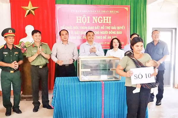 Ủy ban nhân dân xã Dray Bhăng tổ chức bốc thăm giao đất hỗ trợ giải quyết đất ở, đất sản xuất cho đồng bào dân tộc thiểu số theo Đề án 104 (Ảnh CÔNG LÝ) 