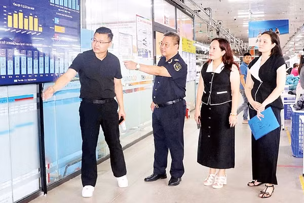 Lãnh đạo Đội Hải quan Thái Nguyên đến làm việc để nắm bắt khó khăn, vướng mắc và hỗ trợ doanh nghiệp trên địa bàn. 