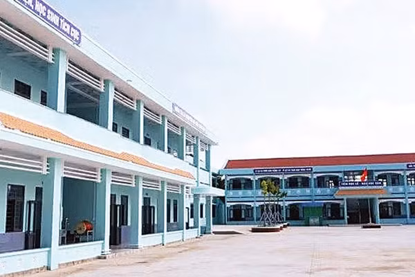 Một trường trung học cơ sở tại xã Phước Long được cải tạo từ một trụ sở dôi dư. 