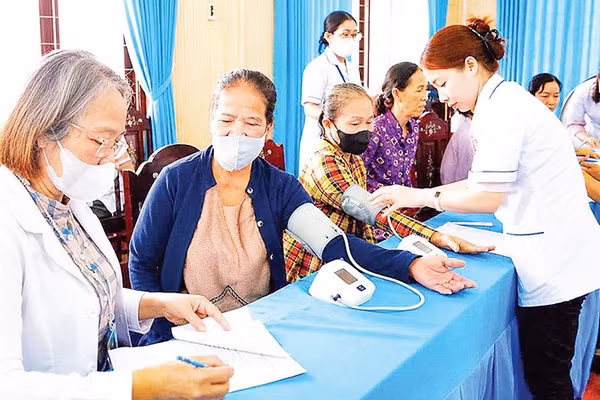 Xã Càng Long khám sàng lọc sức khỏe cho người dân trên địa bàn. 