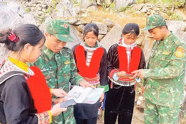 Cán bộ, chiến sĩ Đồn Biên phòng Xuân Trường (Cao Bằng) tuyên truyền chuyển đổi số, phòng, chống lừa đảo trên không gian mạng (Ảnh ANH TUẤN) 