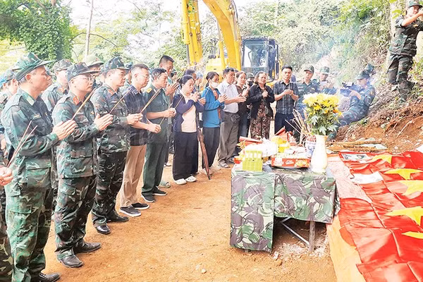 Bộ Chỉ huy quân sự tỉnh Tuyên Quang, chính quyền địa phương và gia đình liệt sĩ thắp hương, tưởng nhớ các Anh hùng liệt sĩ được tìm thấy tại bình độ 300, thôn Giang Nam, xã Thanh Thủy. 