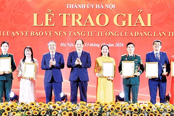 Lãnh đạo Ban Tuyên giáo Trung ương và Thành ủy Hà Nội trao Giải nhất tặng các tác giả (Ảnh THÁI QUANG) 