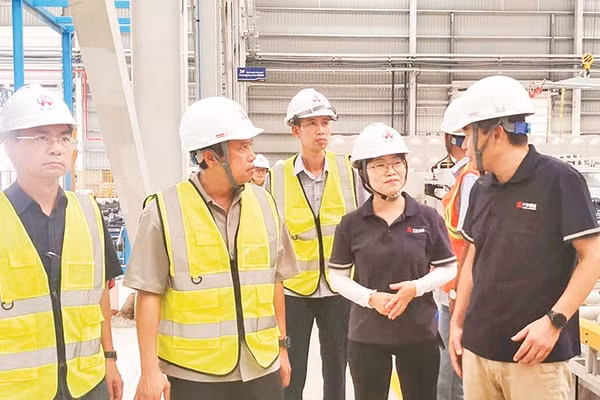 Lãnh đạo Sở Công thương Hải Phòng khảo sát thực tế hạ tầng Cụm công nghiệp Cao Thắng và Dự án Nhà máy sản xuất nhôm hợp kim định hình của Công ty TNHH Global Xingfa (Việt Nam) (Ảnh HUYỀN TRANG) 