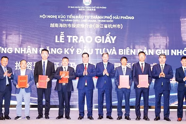 Lãnh đạo thành phố Hải Phòng trao Giấy chứng nhận đăng ký đầu tư cho các nhà đầu tư Trung Quốc tại thành phố Hàng Châu. 