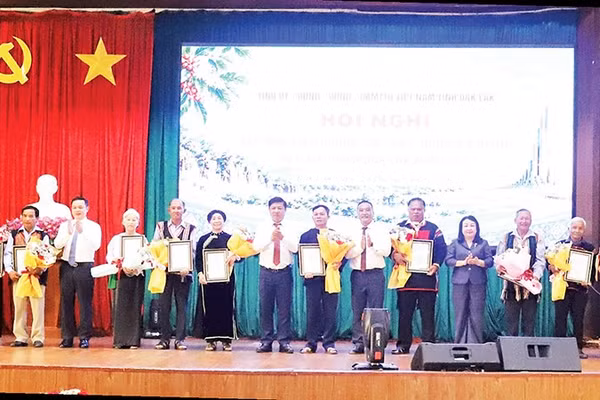 Hạt nhân đoàn kết, chỗ dựa tinh thần của buôn làng 