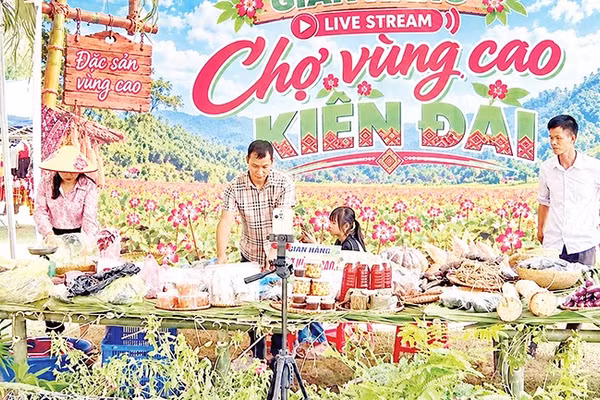 Anh Chu Văn Hiện (áo kẻ đen), thôn Bản Vả, xã Kiên Đài chuẩn bị sản phẩm cho phiên livestream tại phiên chợ vùng cao của xã. 