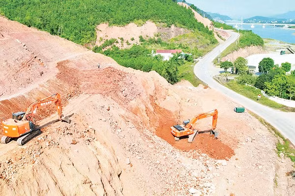 Thi công dự án cải tạo, nâng cấp QL 4B đoạn qua xã Tiên Yên (Ảnh QUANG THỌ) 