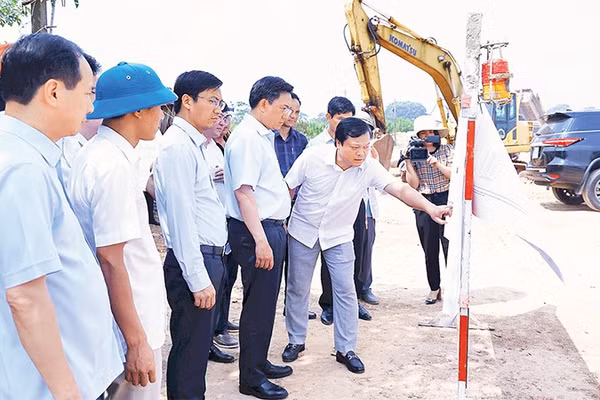 Lãnh đạo tỉnh Phú Thọ kiểm tra việc triển khai Dự án đường song song đường sắt đoạn Vĩnh Yên-Việt Trì. 