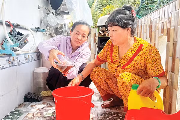Người dân trữ nước ô nhiễm để phản ánh đến các đơn vị có liên quan. 