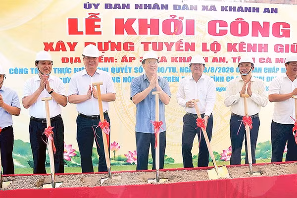 Đồng chí Nguyễn Hồ Hải, Ủy viên Trung ương Đảng, Bí thư Tỉnh ủy Cà Mau (giữa) cùng lãnh đạo sở, ngành và xã Khánh An thực hiện nghi thức khởi công lộ giao thông nông thôn tuyến lộ Kênh Giữa. 