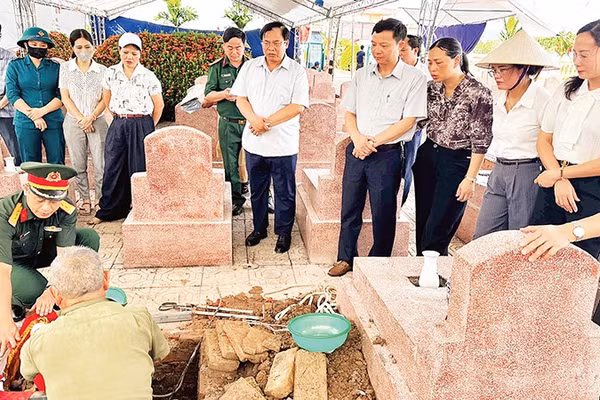 Các lực lượng khai quật, lấy mẫu sinh phẩm tại nghĩa trang Thanh Tâm để xác định danh tính hài cốt liệt sĩ còn thiếu thông tin. 
