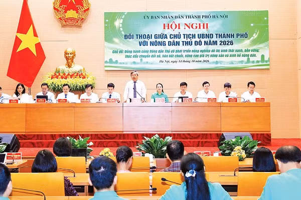 Đại diện Ủy ban nhân dân thành phố Hà Nội tại cuộc đối thoại với nông dân Thủ đô (Ảnh VIẾT THÀNH) 