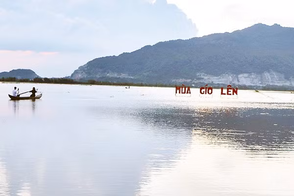 Du khách trải nghiệm check-in cảnh đẹp bóng núi Cô Tô trong hoàng hôn. 
