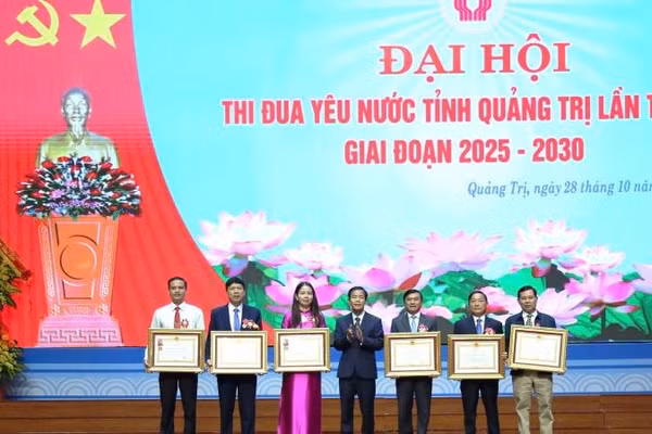  Bí thư Tỉnh ủy Quảng Trị Nguyễn Văn Phương trao tặng phần thưởng cao quý cho các tập thể, cá nhân có thành tích xuất sắc.