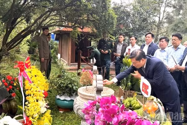 Chủ tịch Ủy ban nhân dân tỉnh Quảng Trị Lê Hồng Vinh dâng hương lên mộ Đại tướng Võ Nguyên Giáp.