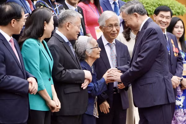 Tổng Bí thư, Chủ tịch nước Tô Lâm gặp gỡ đại biểu kiều bào về dự Hội nghị người Việt Nam ở nước ngoài toàn thế giới lần 4 và Diễn đàn Trí thức và Chuyên gia Việt Nam ở nước ngoài năm 2024. (Ảnh: Ủy ban Nhà nước về người Việt Nam ở nước ngoài cung cấp)