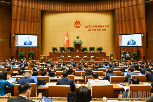 Thủ tướng Chính phủ Lê Minh Hưng trình bày báo cáo kinh tế-xã hội và ngân sách nhà nước trong phiên khai mạc Kỳ họp thứ 2, Quốc hội khóa XVI ngày 17/10. (Ảnh: DUY LINH)
