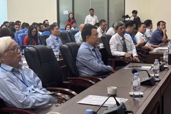 Các đại biểu dự hội nghị lắng nghe các báo cáo viên trình bày các nghiên cứu. (Ảnh: Hà Linh)
