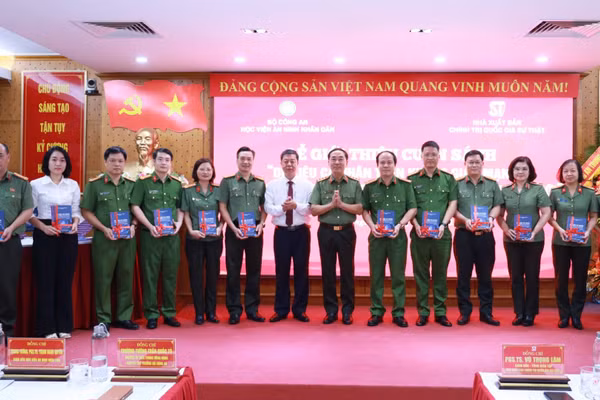 Phó Giáo sư, Tiến sĩ Vũ Trọng Lâm và Phó Giáo sư, Tiến sĩ Trần Quốc Tỏ trao sách tặng các đại biểu. (Ảnh: NXB)
