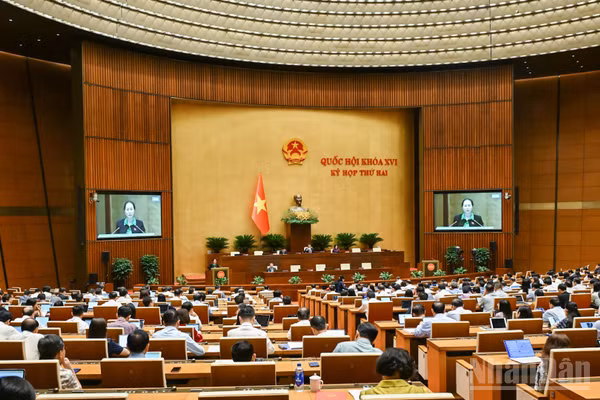 Quang cảnh phiên họp toàn thể ở hội trường ngày 20/10. (Ảnh: DUY LINH)