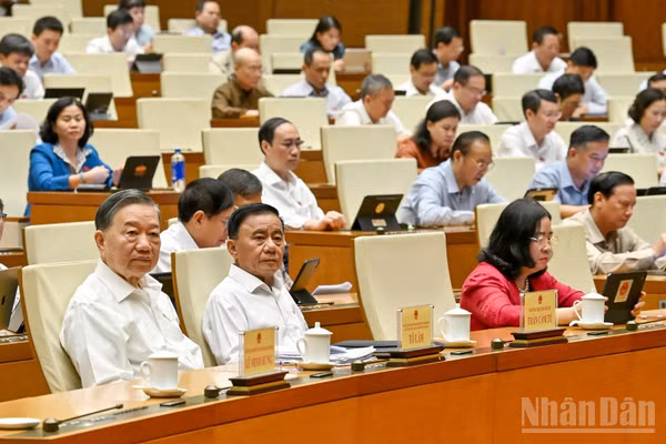 Tổng Bí thư, Chủ tịch nước Tô Lâm; Ủy viên Bộ Chính trị, Thường trực Ban Bí thư Trần Cẩm Tú cùng các đại biểu dự phiên họp ở hội trường sáng 26/10. (Ảnh: THỦY NGUYÊN)