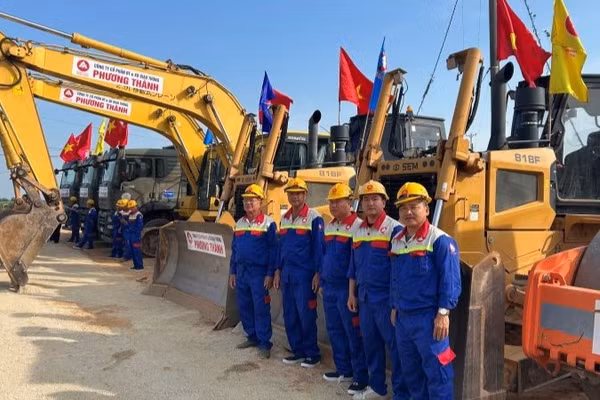 Khởi công dự án xây dựng đường bên và các cầu vượt trên tuyến đường kết nối di sản văn hóa du lịch và phát triển kinh tế dọc sông Hồng trên địa bàn tỉnh Hưng Yên. (Ảnh: PHẠM HÀ)
