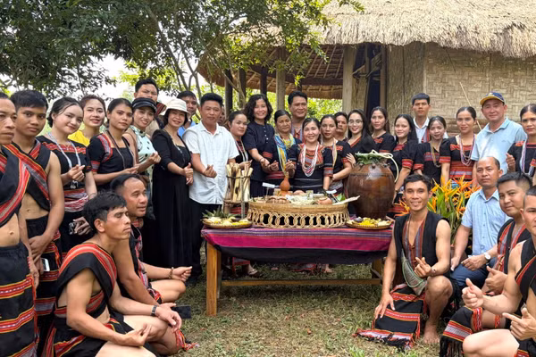 Đoàn nghệ nhân, diễn viên và già làng uy tín tham gia tái hiện lễ hội "Ăn mừng lúa mới". (Ảnh: Ban tổ chức cung cấp).