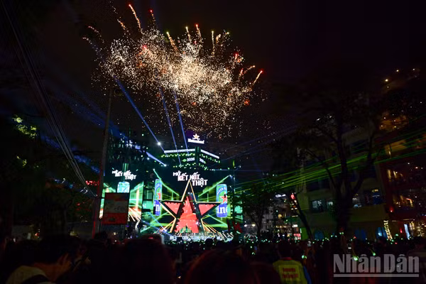 Chương trình Countdown thường niên chào đón năm mới 2026 tại không gian phố đi bộ Hồ Hoàn Kiếm (Hà Nội).