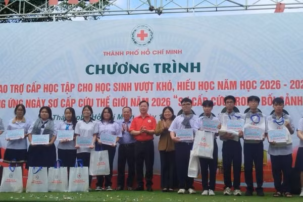 Trao trợ cấp học tập và quà tặng cho học sinh vượt khó, hiếu học tại chương trình. (Ảnh: Trịnh Bình)